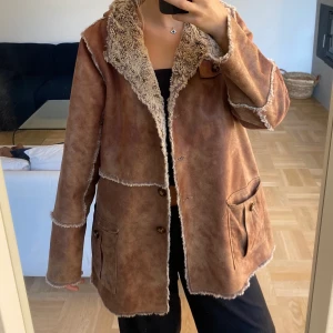 Jacka  - Höstig och snygg jacka med fake ”ull” inne. Den är varm!! 