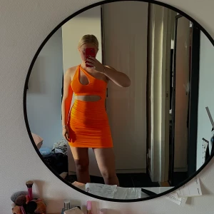 Klänning - Neon!! Orange klänning, med fina utskurna detaljer, perfekt till klubben, aldrig använd❤️‍🔥🧡 Storlek M