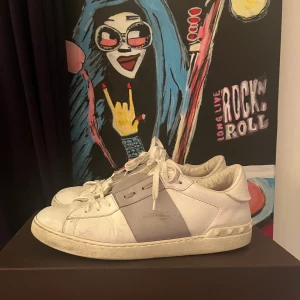 Valentino garavani open sneaker - Valentinos i storlek 42 Använt skick men går att fräscha upp extremt mycket! Det är inga fel fel på skorna utan mer lite färg som lossnat (enkelt att fixa) Inget og medföljer, endast skorna Självklart äkta  Nypris är runt 5.800 sek