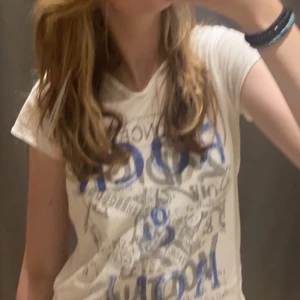 Zadig t-shirt - Jätte fin Zadig tröja i topp skick. Köptes i sommras. Säljer för det inte min stil längre kom privat för fler frågor/bild osv