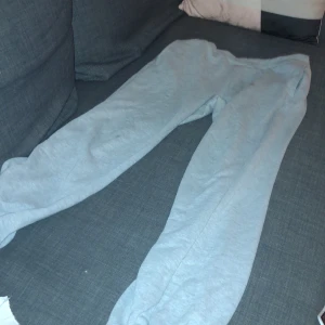 Gråa mjukis byxor strl 146/152 - Gråa mjukis byxor med en ficka där bak