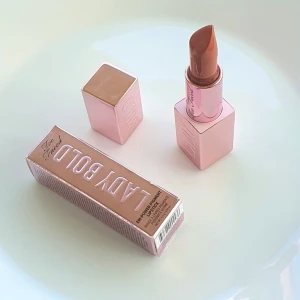 Too Faced Lady in Bold Lipstick "Comeback Queen" - Sparsamt använd 2gr. Fraktsumman blir 15kr (frakt m frimärke) vid direkt swish till mig, välj ej Köp Nu isåfall. Samfraktar för minsta möjliga frakt kostnad för dig. Kontakta mig angående detta