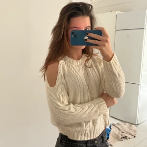 👻 Tröja utan axlar!! 👻 - Säljer denna tröja med cutt outs vid axlarna!! Det står XL men det är nog Barn XL så den passar någon som har Xs❤️ 