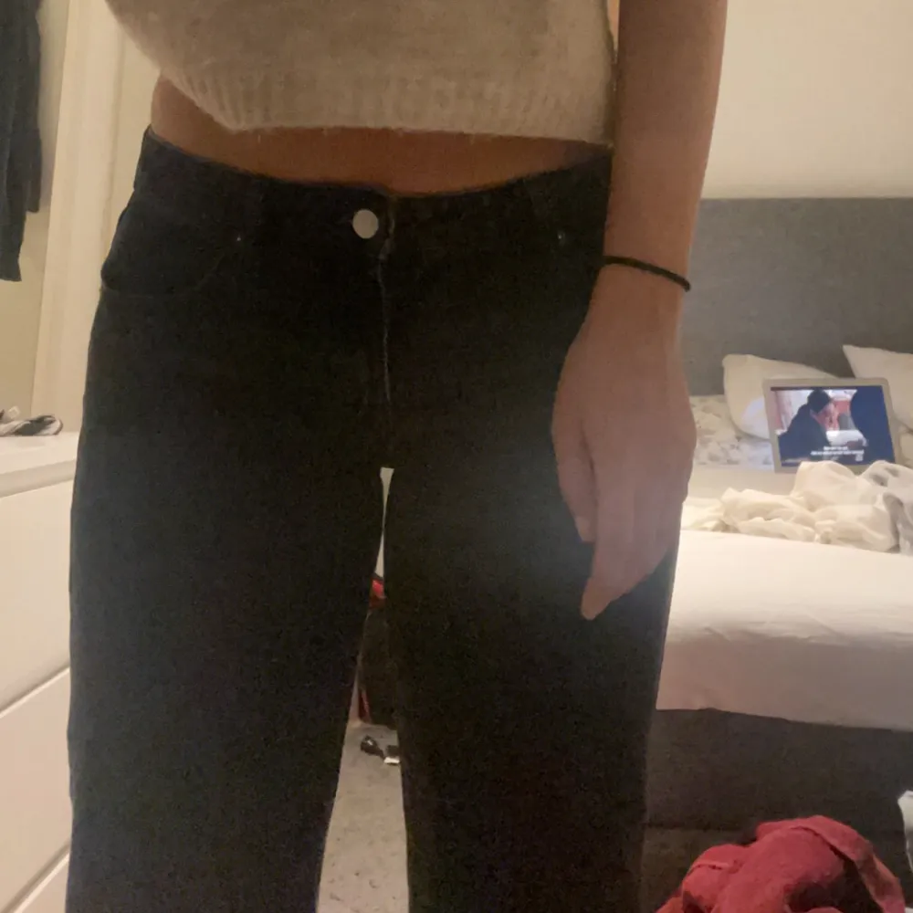 Säljer mina arrow low straight jeans från Weekday som tyvärr är för korta i längden. Jag är ca 175, och jeansen har storlek 29/32💛💛använt jeansen fåtal gånger så de är i bra skick! Säljer för 300kr + frakt💛. Jeans & Byxor.