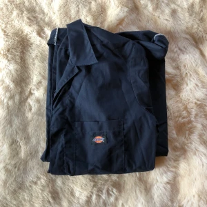 Dickies overall - Dickies overall som köptes ny och knappt är använd pga att den är för stor. Storleken är S men den är menad att vara lite oversized och det är menat att du ska rulla upp ärmarna och benen, tror nog den hade passat M också!