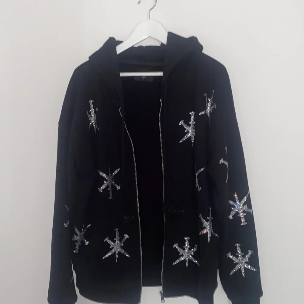 Uknown london hoodie,storlek medium. Nypris 1399kr. Helt slutsåld.. Hoodies.