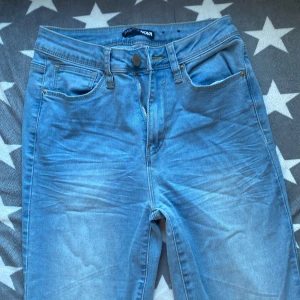 Fashionnova jeans  - Snygga jeans, stretching, med utsvängda ben, använda 2 gång bara, 