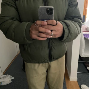 Puffig vinterjacka  - Jackan är i bra skick, storlek M. Puffig och skön. Kan mötas upp eller frakta 