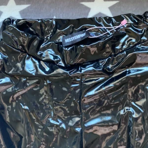 Läder byxor  - Läder byxor, utsvängda ben längst ner, oanvända, bra i skick, högmidja storlek S