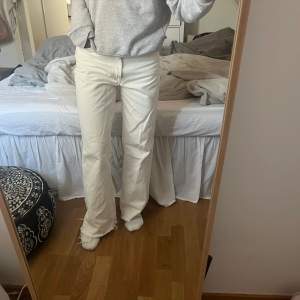 Full length vita jeans från zara i storlek 36. Använda 1 gång ❤️köpare står för frakten på 66kr 