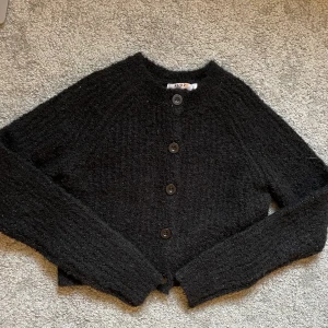 Stickad kofta - Svart stickad tröja från NA-KD! Jättefin och aldrig använd🥰 Köparen står för frakt💕