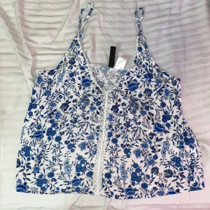 Blommig topp - En jättesommrig blommig topp. Är i storlek XS men passar för dem som har S. Köparen står för frakten ❤️