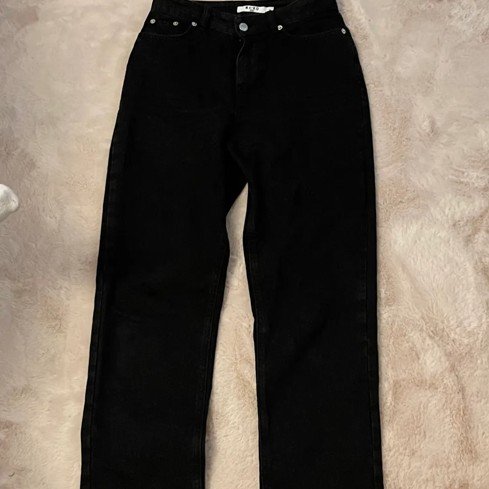 svarta jeans ifrån nakd med slits strl 34 passar mig som har 36. Väldigt fint skick på de.. Jeans & Byxor.