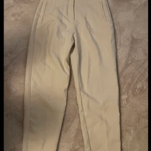 Kostym byxor - Raka beiga kostym byxor i strl 38 upplever de mer som 36. Som nya.