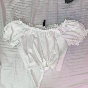 Sommrig vit topp - En jättefin somrig topp. Är i storlek S. Köparen står för frakten ❤️