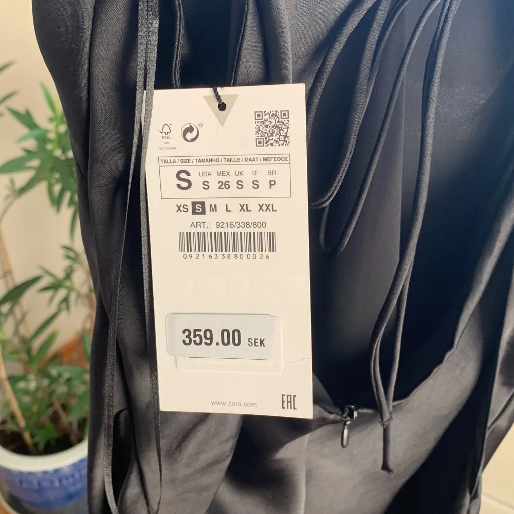 Nu säljer jag min superfina oanvända svarta miniklänning från Zara, då den inte kom till användning. Superfin och siden material. Köpte för 359, säljer för 250 exkl frakt 💞. Mekot.