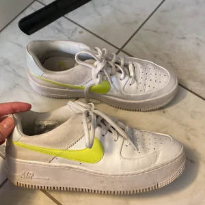 Nike air force 1 - Säljer dessa skor i väldigt fint skick!