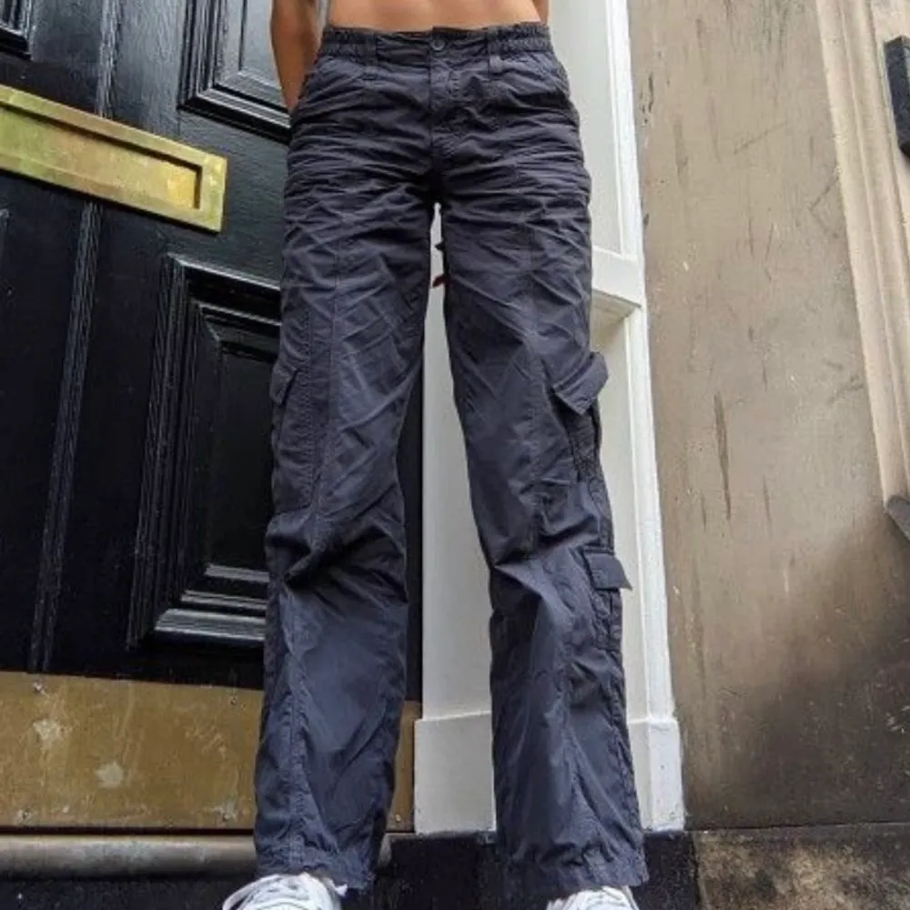 Gråblåa cargobyxor från Urban outfitters köpta i London! Bilden lånad men byxorna identiska, bara att kontakta för fler bilder🤠  . Jeans & Byxor.