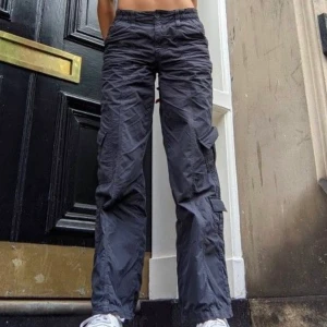 Cargo pants strl M - Gråblåa cargobyxor från Urban outfitters köpta i London! Bilden lånad men byxorna identiska, bara att kontakta för fler bilder🤠  