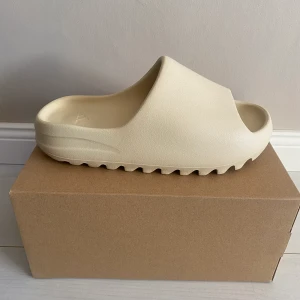 Yeezy slide Bone - Yeezy slide Bone - size 43/9 + 44.5/10, DS.