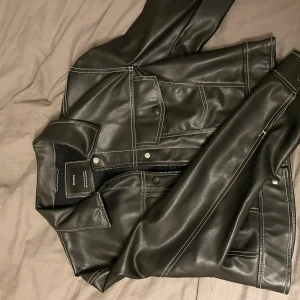 Skinnjacka bershka - Cool skinnjacka med synliga sömmar! Köpt från bershka Storlek: M men mer som S Köparen står för frakt 🌸