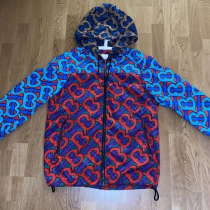 Burberry Jacka - Jacka i storlek S men passar mer någon med M. Oanvänd utan taggar bara.  Skick 9/10 Pris 8000kr Storlek S/M