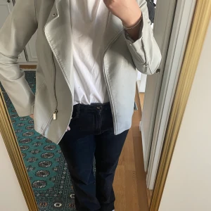 Grå skinnjacka i strlk M - En svinsnygg skinnjacka (inte äkta skinn) i ljusgrått från Forever 21, storlek M. Köpt för typ två år sen men använde den aldrig för jag inte vågade ”sticka ut” då. Säljer pga sitter lite för tajt i armarna på mig nu. I nyskick. Älskar denna 😫