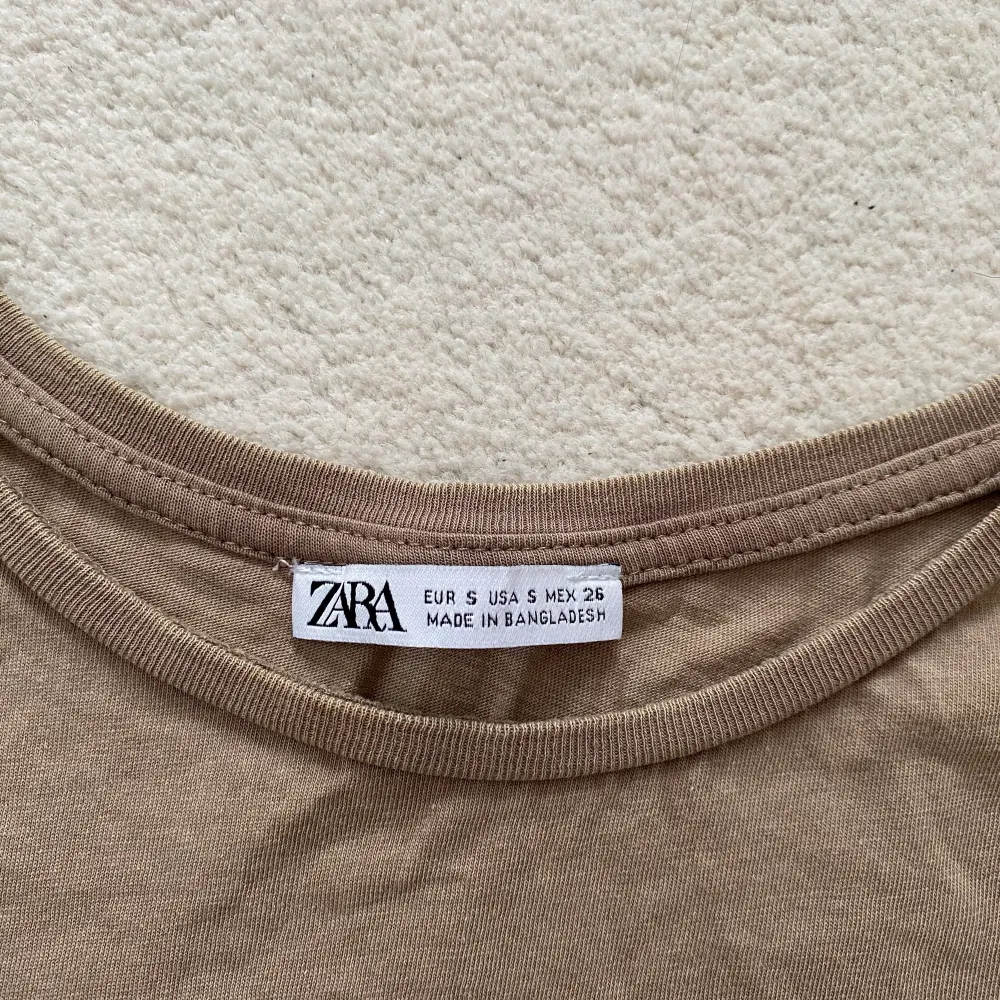 Beige t-shirt från Zara, använd fåtal gånger. Storlek S, 40kr +frakt. T-shirts.