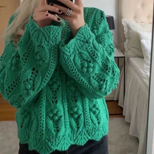 Zara tröja - Säljer min härliga zara tröja som tyvärr aldrig har kommit till användning. Är från förra året så går ej att köpa i butik längre💕(lånad bild) Bud på 200 kr!