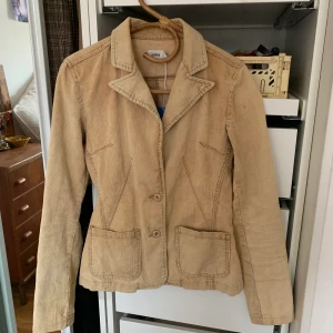 Vintage Gina jacka - Gul manchesterjacka Köpt från Sellpy - aldrig använd av mig pga för liten Storlek 38 men liten i storleken