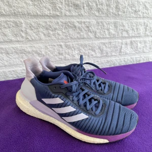 Adidas löparskor storlek 40 - fint skick! - Jättefina löparskor från adidas. Rymliga för tårna. Skön passform. Sparsamt använda. Nypris 1200 kr Skickas mot frakt