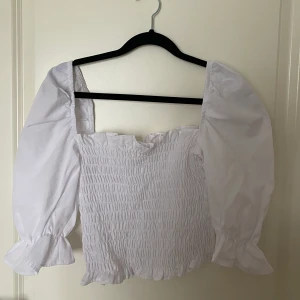 Topp - Vit topp som är lite kortare.  Oanvänd, perfekt skick.