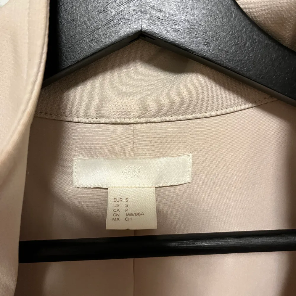 En fin vår och höst jacka från H&M storlek S. I färgen ljus beige färg.. Jackor.
