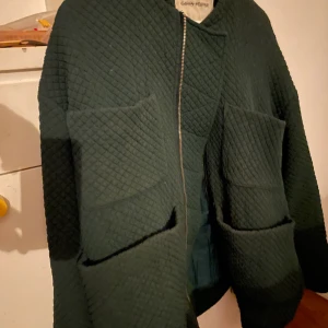 Grön jacka Carin Wester stl s - Jacka i fint använt skick från Carin Wester. Overzised stl S. Kraftigare tyg med stora utanpåsydda fickor. Mörkgrön. Inköp på Åhléns. 