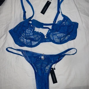 Helt nytt Lounge underwear set stl s - Blått set från lounge underwear  Trosor i string storlek s Bh storlek 75C Helt nytt med lapp kvar, nypris 650kr Färgen är som på modellen mer ljusblå 