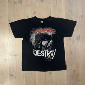 Vintage Ed hardy punks not dead  - En sjukt fin tisha från ed hardy. En av de bästa tröjorna Christian audigier designat imo. Storlek M men sitter mer som en S. Skicket är otroligt bra för åldern och kvallen är magisk för o vara Ed hardy.