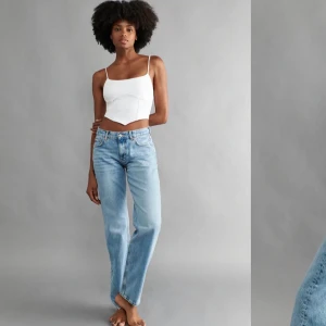 Low straight jeans - Säljer dessa populära low waist jeansen från Gina! Använt fåtal gånger och är i bra skick!  (Tryck inte på köp direkt, utan kontakta privat vid intresse) 