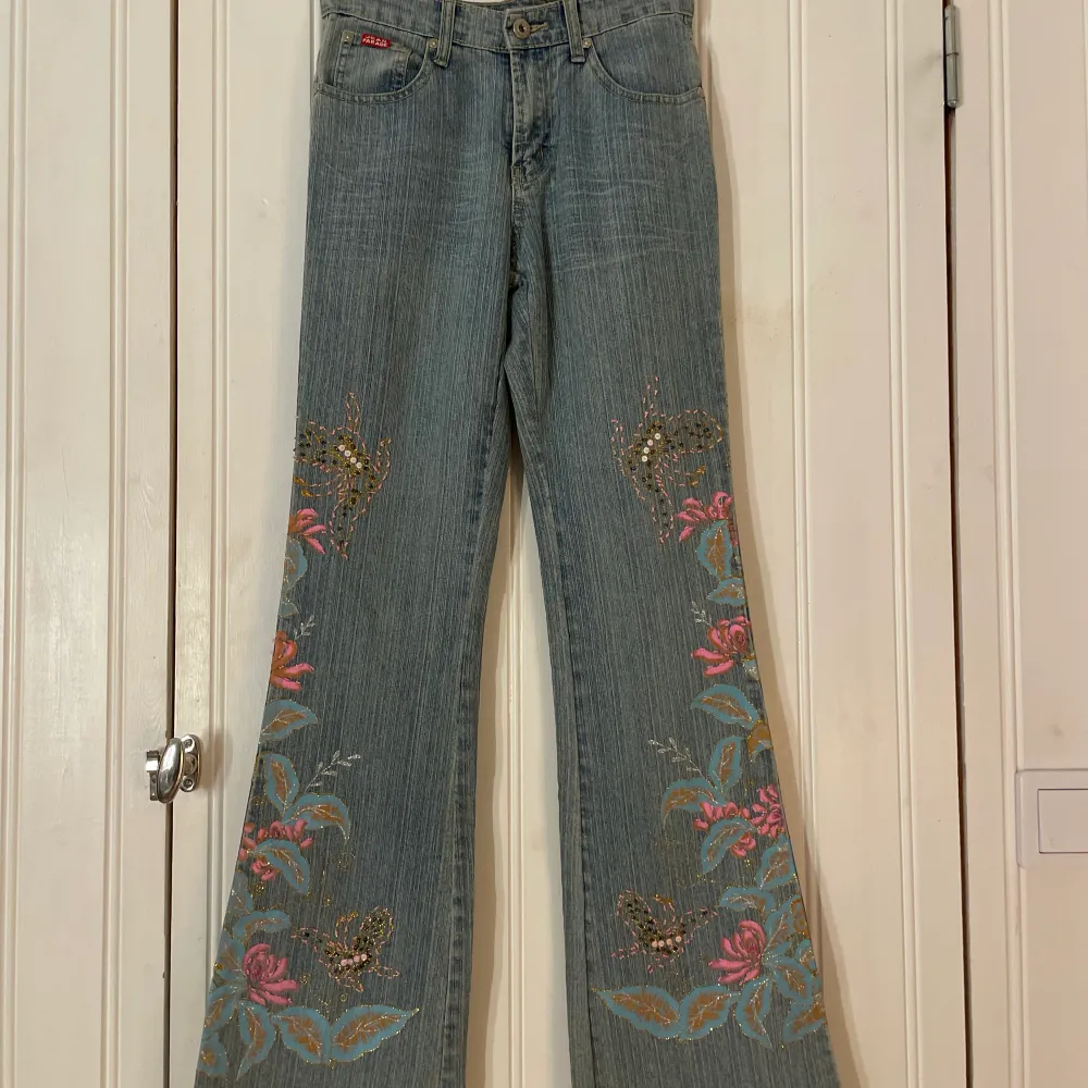 Ljusblåa lågmidjade jeans med brodyr, nyskick, aldrig använda av mig köpta på second hand!. Jeans & Byxor.