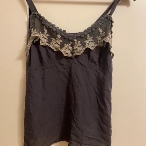 Grått linne - Gulligt linne med fina detaljer💗