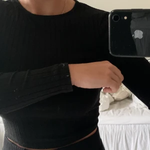 Ribbad topp med öppen rygg  - Superfin topp, använda Max 2 gånger. Sitter som en smäck och en fin knytning i ryggen. 