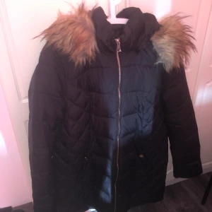 Vinterjacka - Happy holly sadie jacket.  Använd 1 gång då det vart en för stor storlek.  Avtagbar pälsluva och luva. Storlek 44/46, går att ha tjocktröja under så att den inte blir för stor.