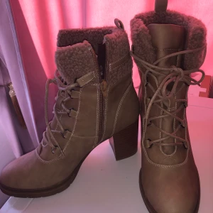 Boots fodrade.  - Använd 3 gånger då jag ej har mer användning för dem.  Snygga Anna field skor som passar till hösten, fodrade med dragkedja, snörning och klack. Storlek 39. Köparen står för frakt. 