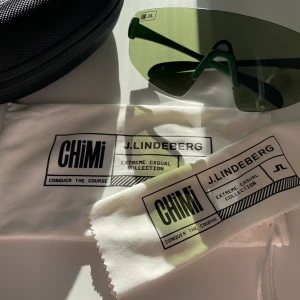 Chimi x j.Lindeberg - Min pojkvän säljer sina chimis från collab med j.Lindeberg. Inköpta för ca 1500kr. De har inga skavanker och är i gott skick. Skriv om du önskar att få mer bilder!  Medföljer gör putsduk, mjukt fodral och hårtfodral  Köpare står för frakt🚚😌