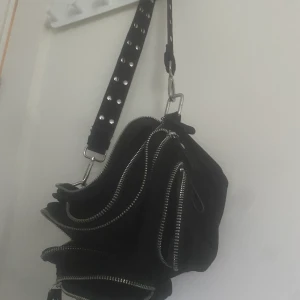 Axelväska - Säljer denna fina väska för jag inte använder den. Använt ca 3 gånger. Jätte fin och inga hål eller slitningar. Från ginatricot. Köparen står för frakt, kontakta vid fler bilder eller vid frågor👌🏽