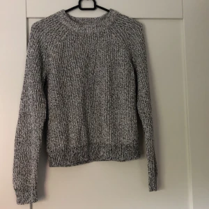 Stickad tröja  - En stickad tröja från H&M i storlek S.  Fraktkostnaden är inkluderat i priset
