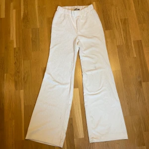 Ribbstickade mjukisbyxor  - Så mysiga ribbstickade mjukisbyxor i gräddvit🙏