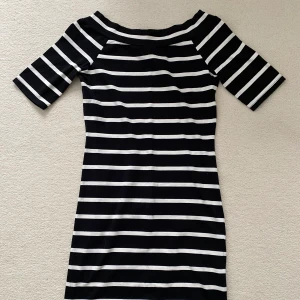 Oanvänd klänning - Klänning, storlek XS passar även S. 50kr +frakt