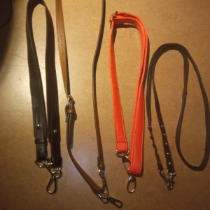 Axelremmar - Axelremmar till väskor. En svart, en brun, en röd och en svart med nitar. 25 kr styck, plus ev frakt 🖤 OBS! Det svarta längst till vänster är sålt!