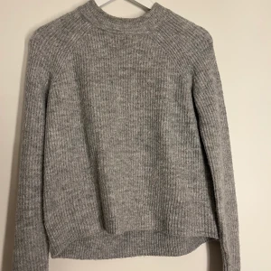 Stickad tröja - Grå stickad tröja som inte kommer till användning. Super skön!💛