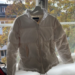 Vit dunjacka - Kort modell från zara med dragkedjor på sidorna (som på bild) 